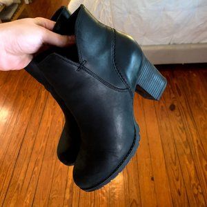 Like New Black Leather Clarks Booties